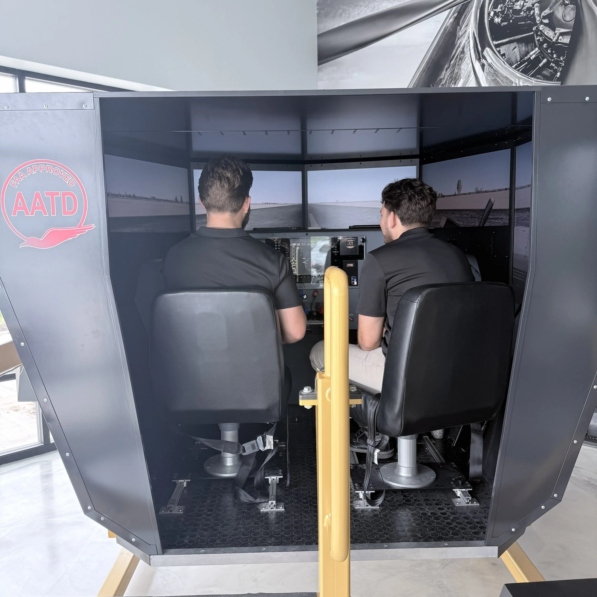 Aviator サイドボード　インダストリアル　飛行機体 AATD Redbird FMX Flight Simulator | Vertical Vision Flight Academy